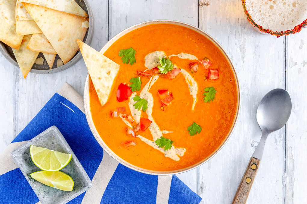 Süßkartoffelsuppe mit Tortillachips und Koriander-Rauchmandel-Topping
