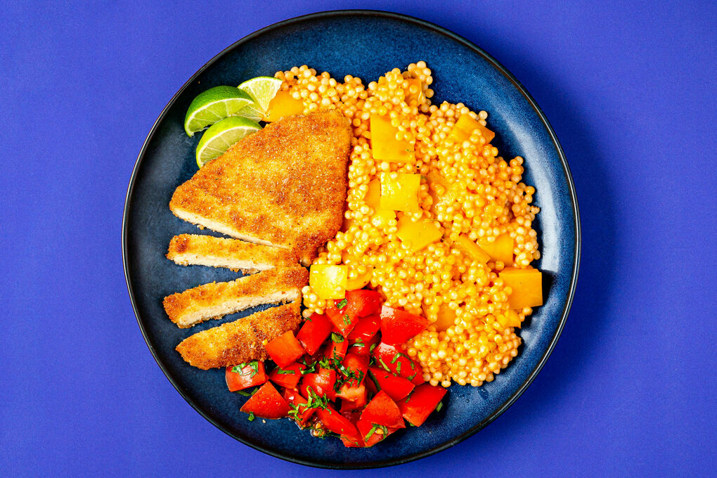 RSVeganesSchnitzel mit Paprika-Perlencouscous dazu Tomatensalsa und Limette