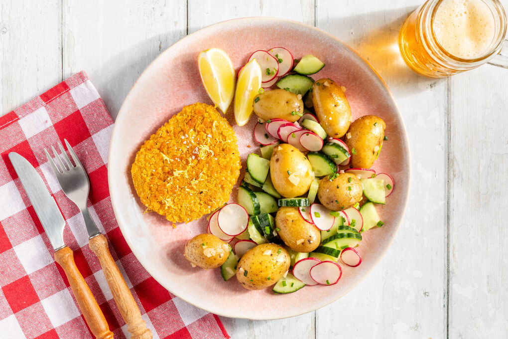 Veganes Schnitzel Wiener Art mit Zitrone und Kartoffelsalat mit Gurke und Radieschen