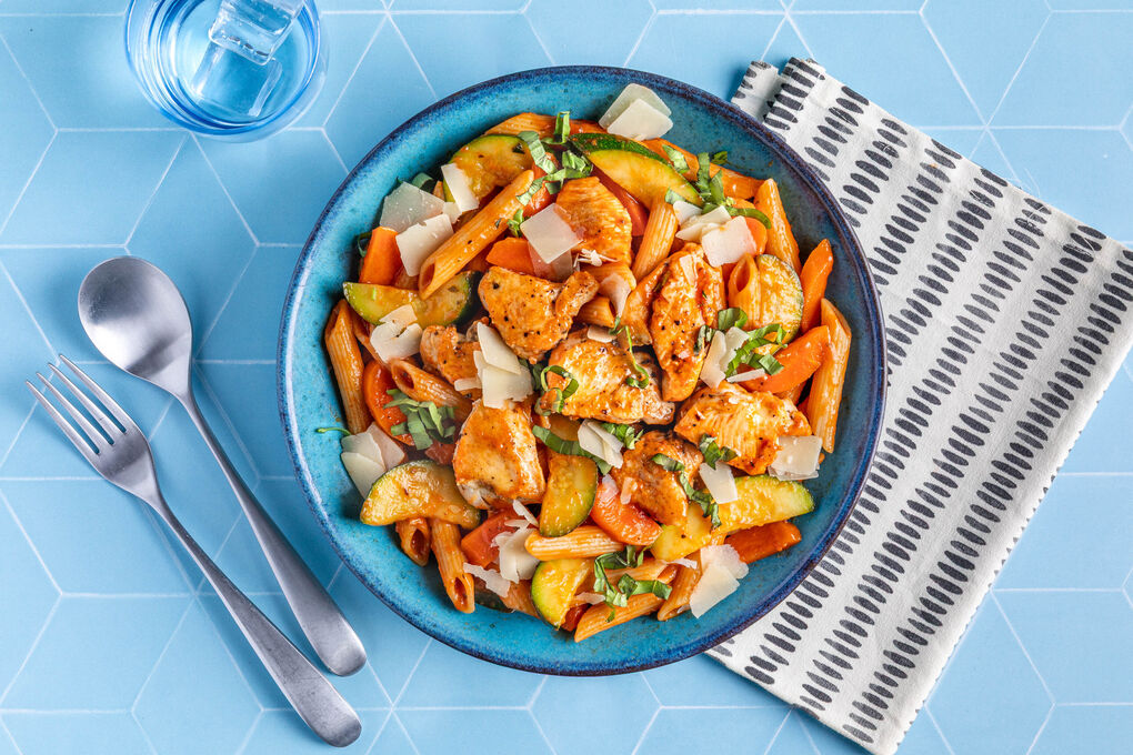 High-Protein-Pasta mit Hähnchen und Gemüse in saftiger Tomatensauce