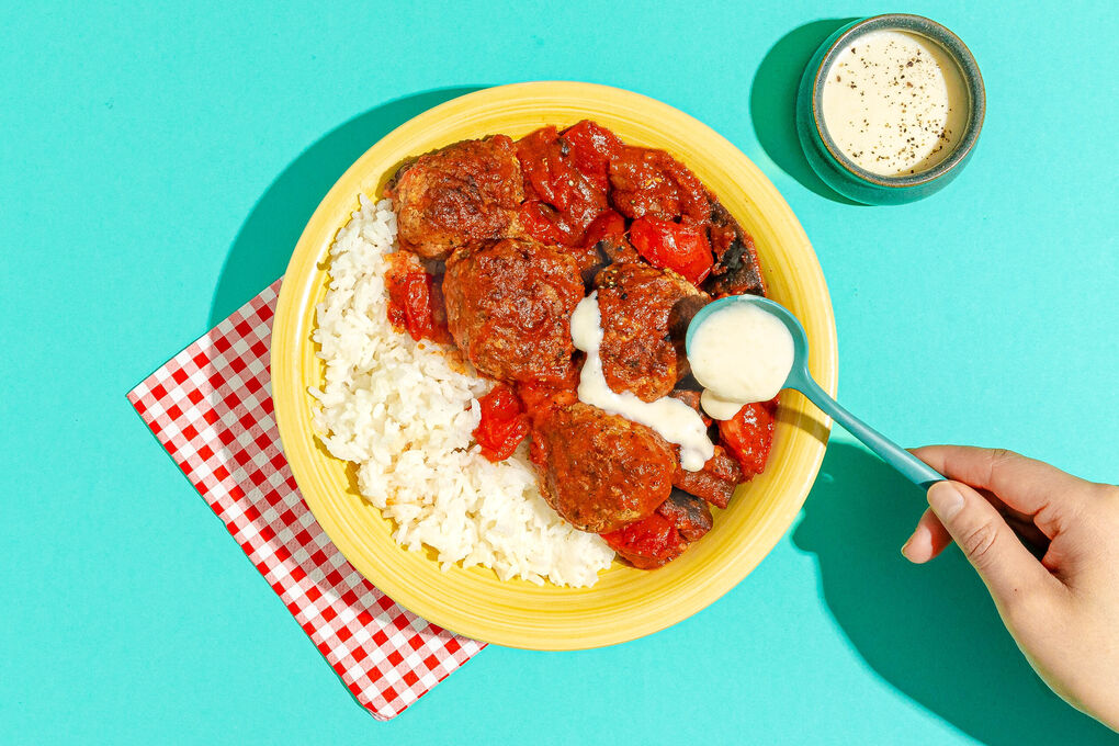 Saftige Schweinehackbällchen auf Reis mit fruchtiger Tomaten-Auberginen-Sauce