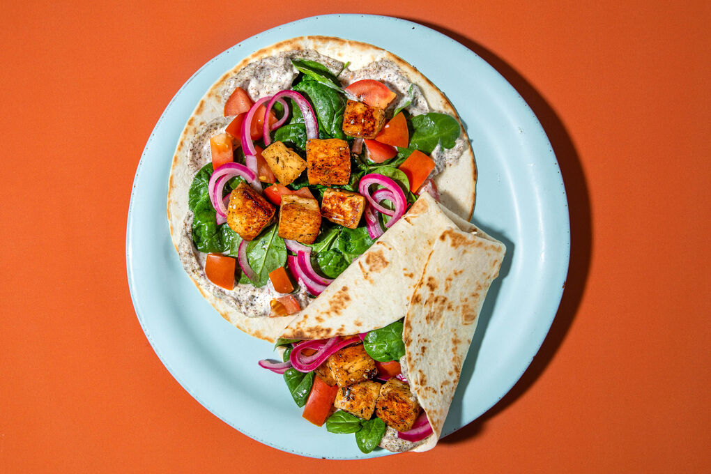 Wraps mit süß-würzigem Grillkäse gefüllt mit Spinat, Tomaten und Zwiebeln