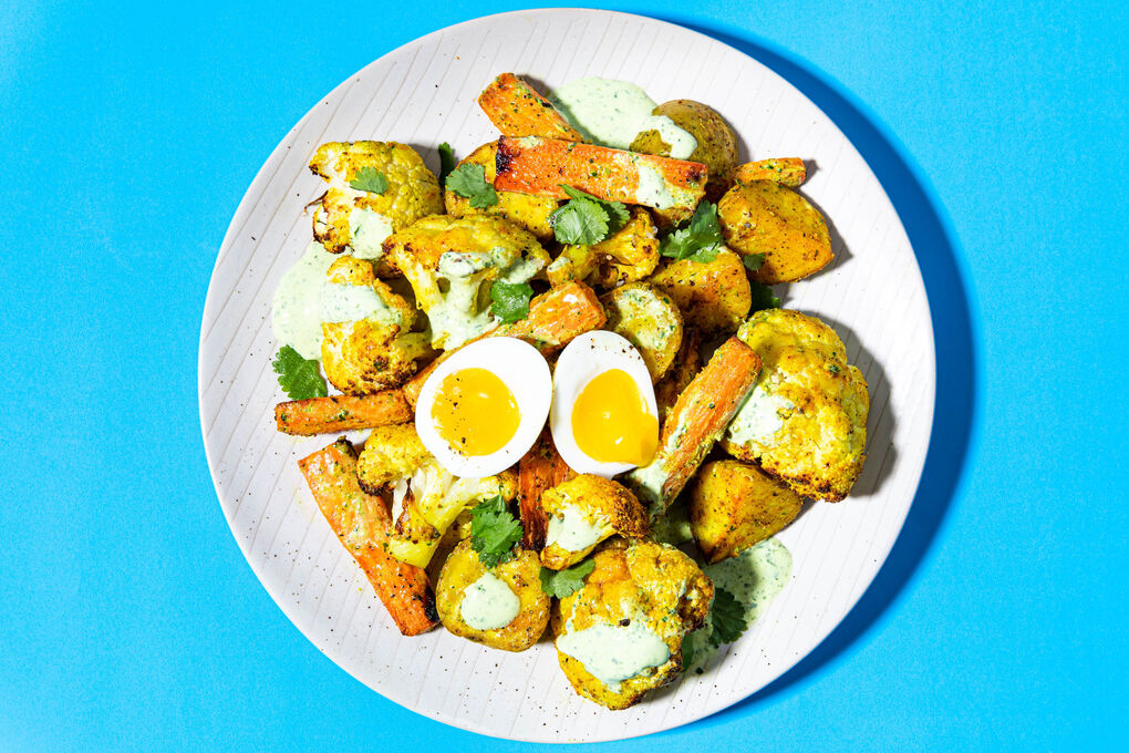 Röstgemüsesalat mit Korianderjoghurt mit Curry und gekochtem Ei