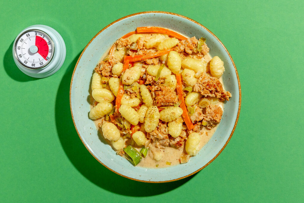 Gnocchi in weißer Veggie-Bolognese mit buntem Gemüsemix