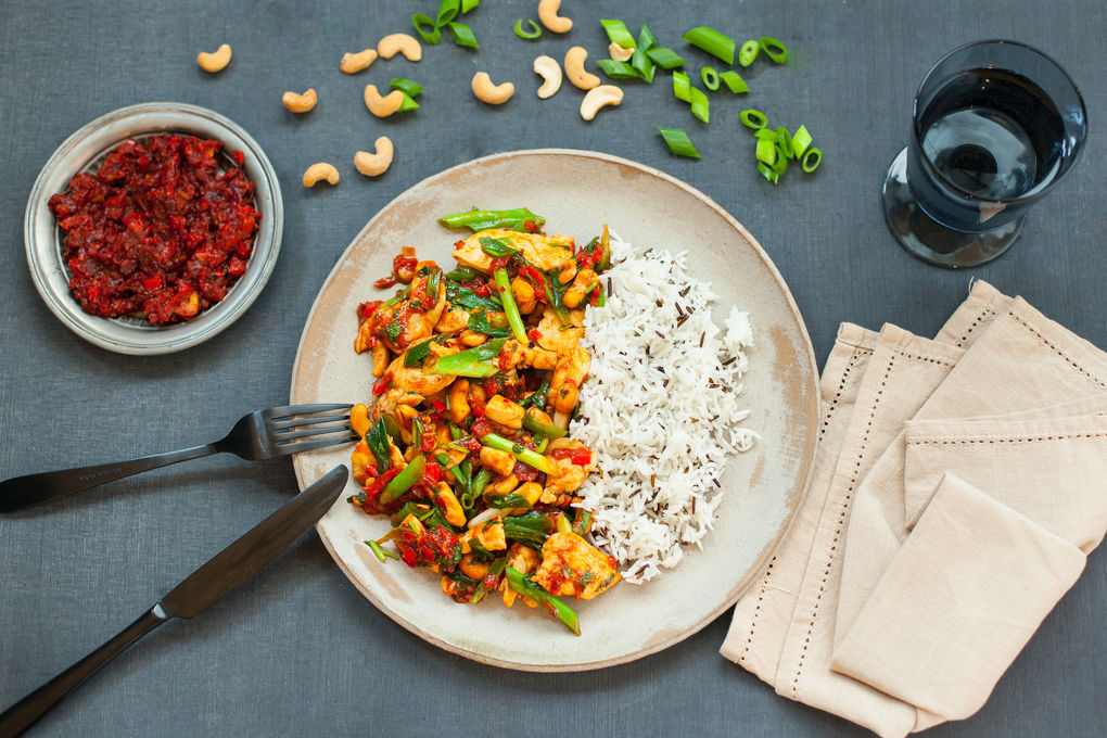 Thailändisches Hühnchen mit Paprika-Chilisauce und Cashewkernen