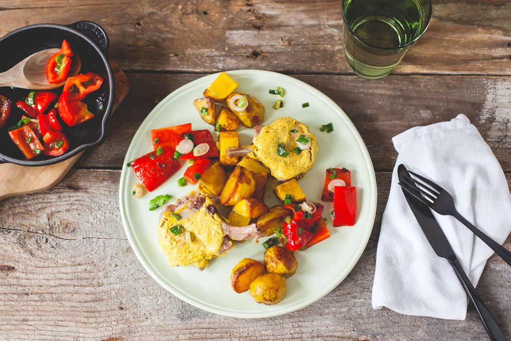 Spanferkel-Tandoori mit Curry-Kartoffeln und Grillpaprika