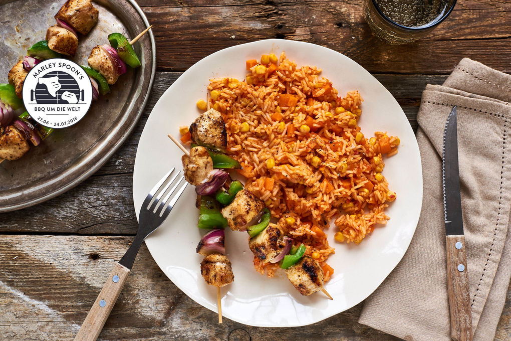 Hähnchen-Schaschlik vom Grill mit buntem Reis-Salat