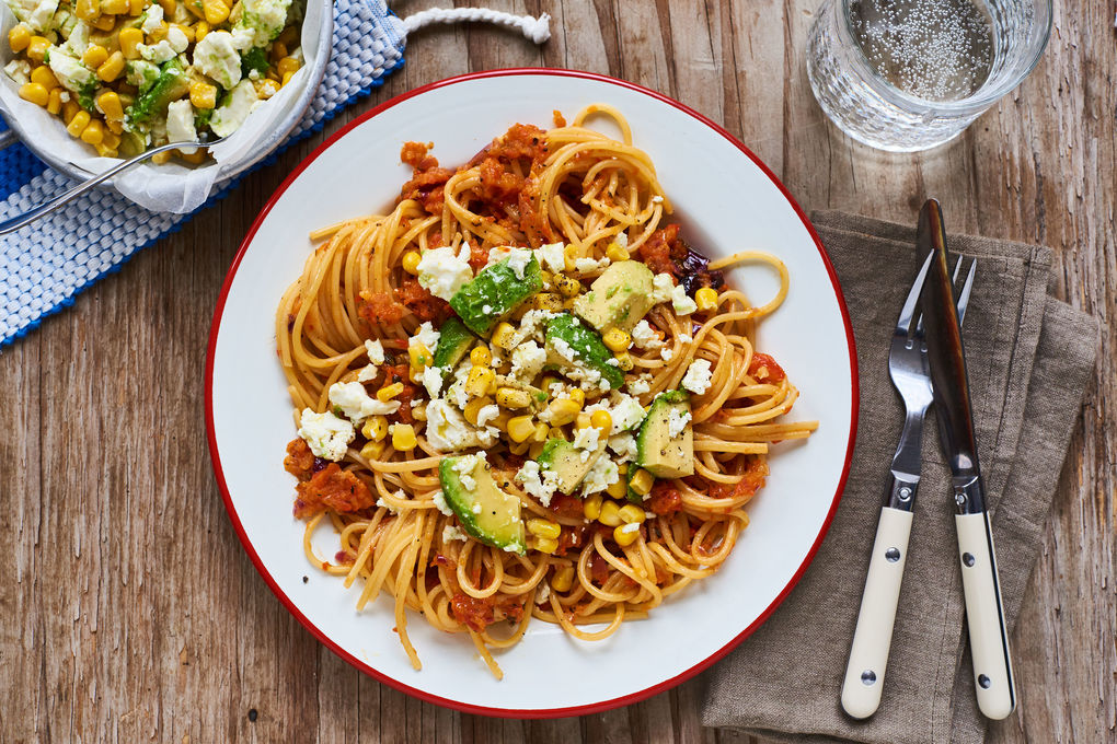 Spaghetti mit Paprika-Sauce und Avocado-Feta-Salsa