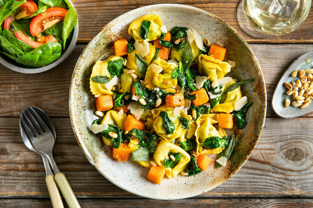 Pesto-Tortellini mit Salbei & Süßkartoffel mit gerösteten Pinienkernen und Spinat
