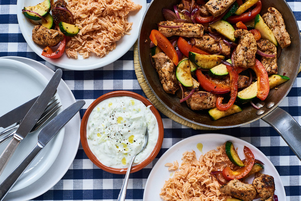 Griechische Schweine-Pfanne mit Tomaten-Reis und Sommer-Gemüse