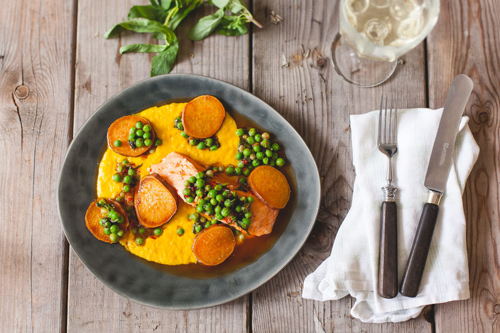 Ofen-Lachs mit Kräuteröl, Erbsen-Minz-Salat und Paprikapüree