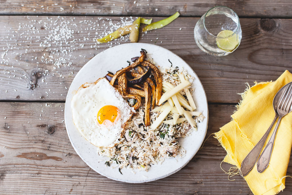 Malaysischer Reissalat mit karamellisierter Aubergine und Ei