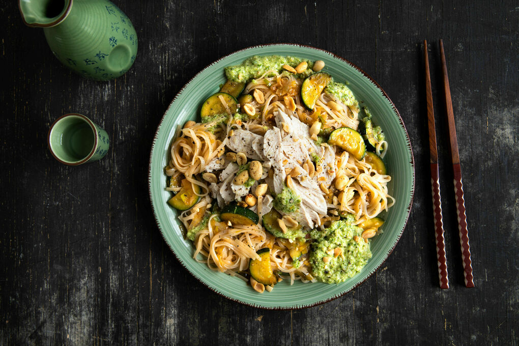 Pochiertes Ingwer-Hähnchen auf Reisnudeln mit Koriander-Erdnuss-Sauce