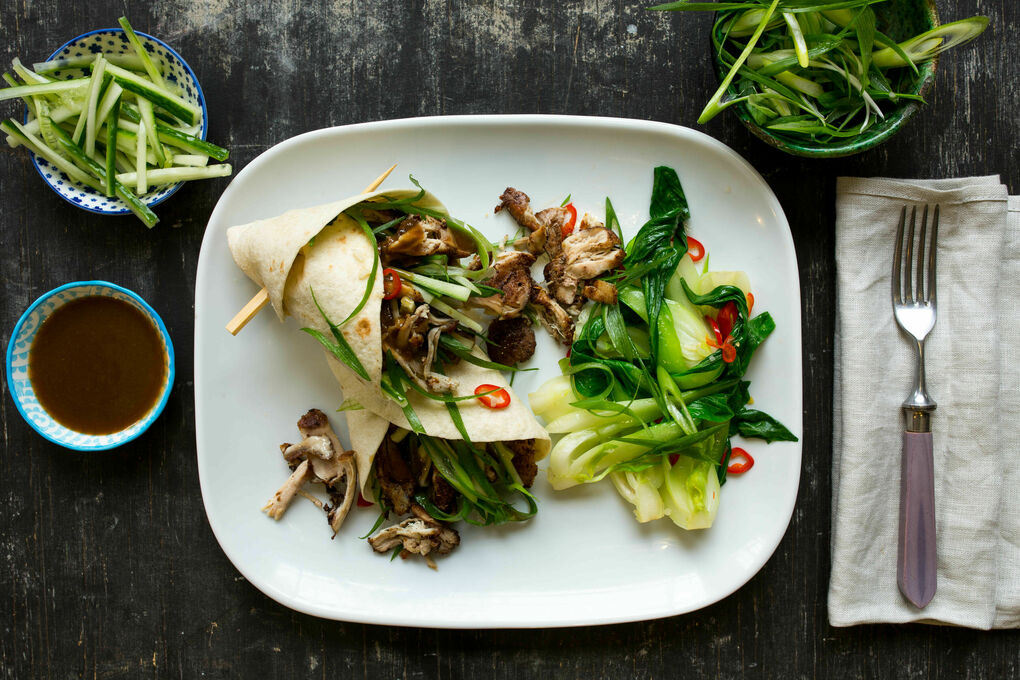 Asia-Hähnchen-Wraps mit Hoisinsauce und Pak Choi