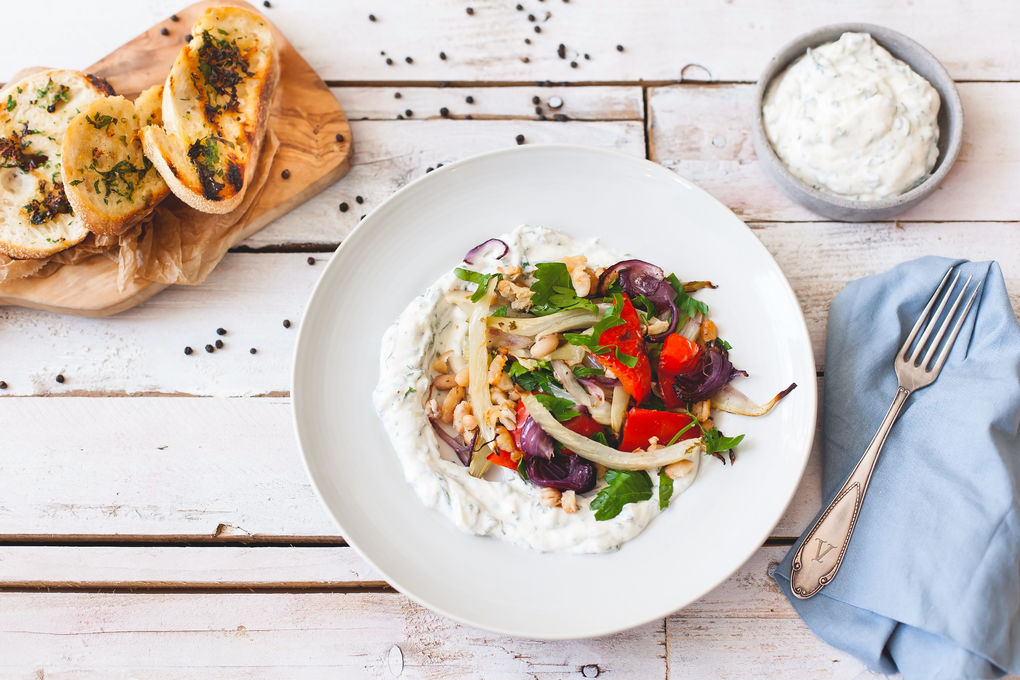 Sommergemüse mit Ricotta-Dip und Knoblauch-Baguette