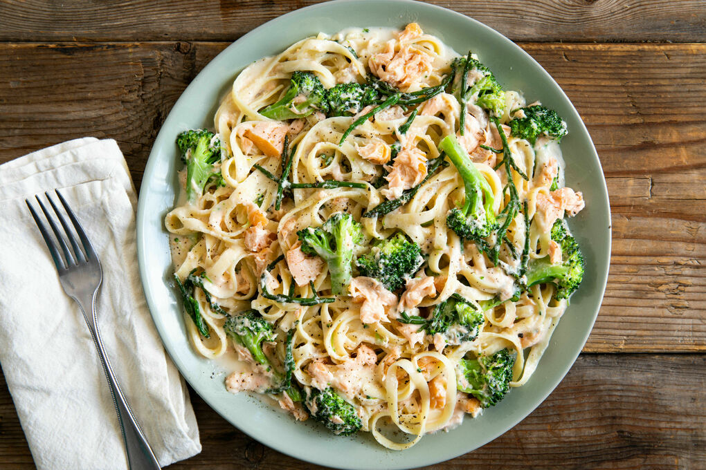 Tagliatelle mit Räucherlachs und Queller in cremiger Sauce mit Brokkoli