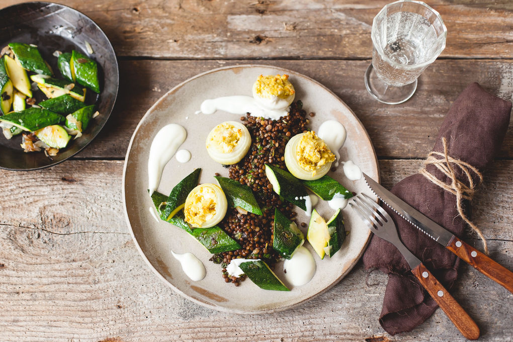 Gefüllte Zwiebel mit Linsensalat und Zucchini-Gemüse