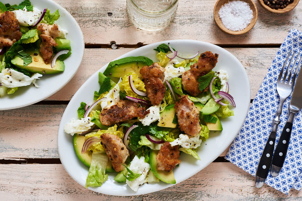 Würzige Hähnchenstreifen mit leichtem Avocado-Romana-Salat