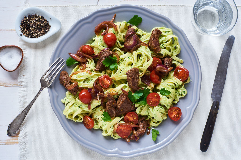 Saftiges Kalbfleisch mit Tagliatelle und Petersilien-Sauce