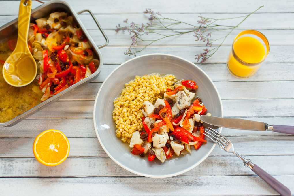 Marrokanischer Fisch-Eintopf mit Rosinen und Orangen-Perlgraupen