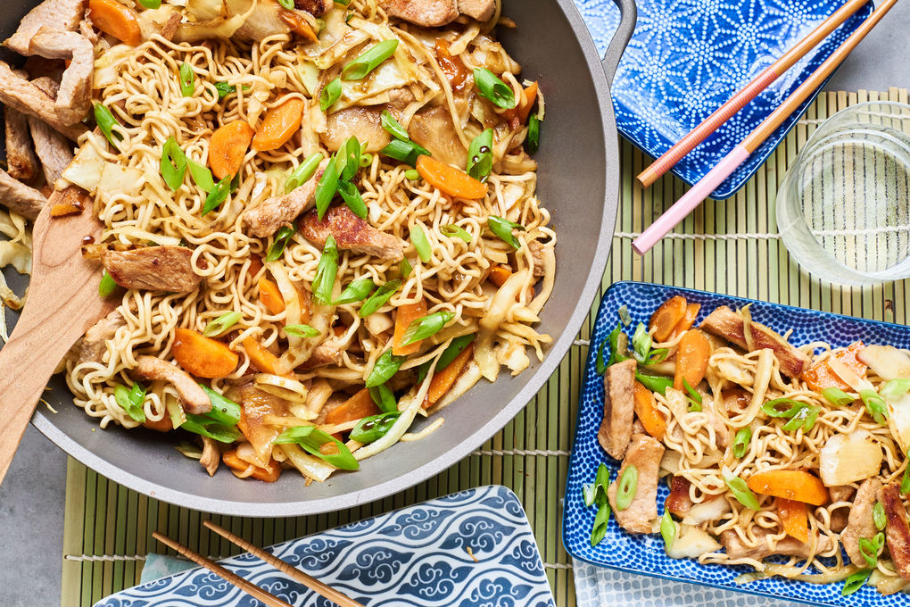 Schnelles Bami Goreng mit zartem Kalbfleisch und Weißkohl