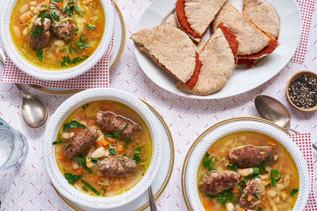 Weiße-Bohnen-Suppe mit Ćevapčići und Ajvar-Pita