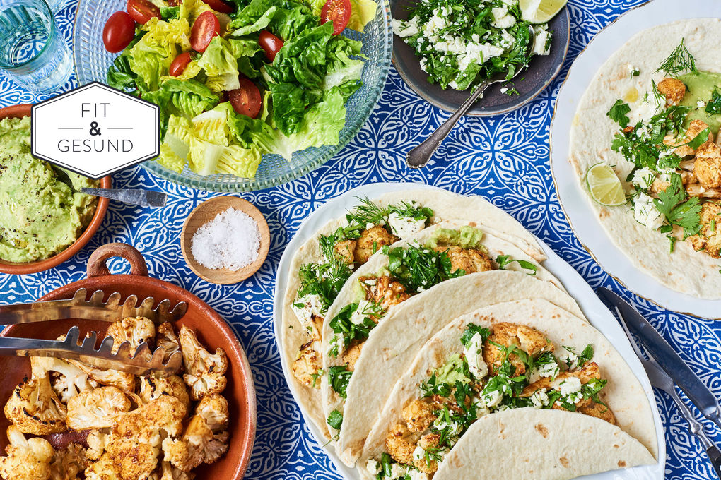 BBQ-Blumenkohl-Tortillas mit Guacamole, Salat und Feta