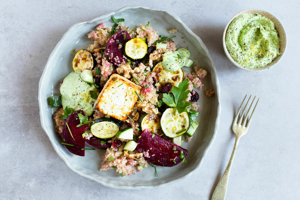 Rote-Bete-Quinoa mit Feta und Zucchini dazu cremiges Kräuterdressing