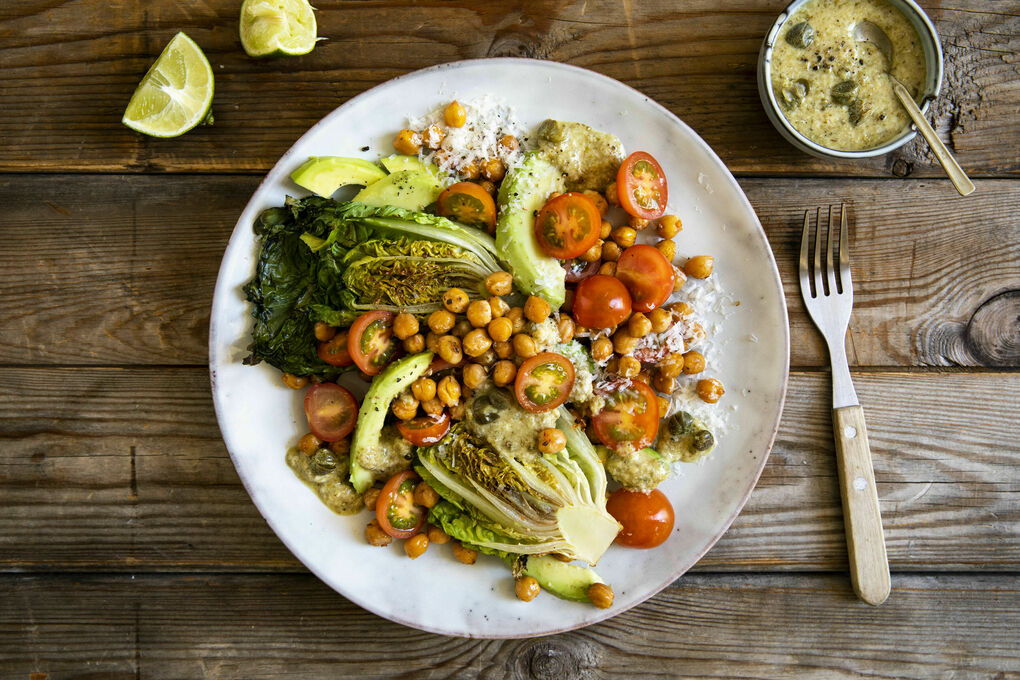Bunter Salatteller mit Avocado und cremigem Kapern-Käse-Dressing