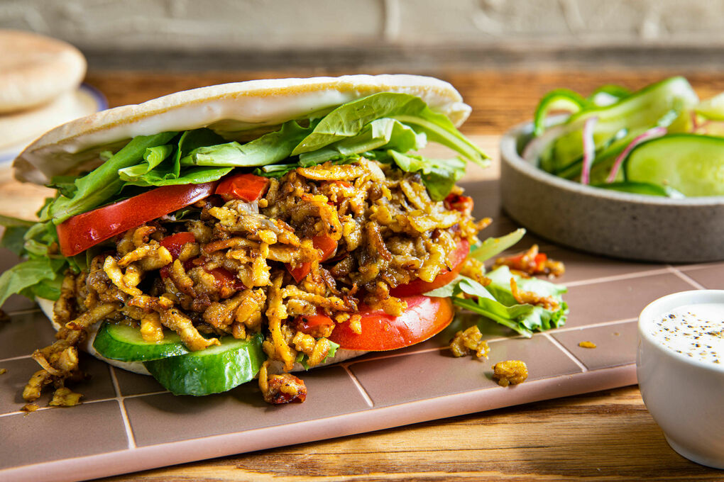 Tempeh-Kebab vegan im Pitabrot mit Gemüse und Salat