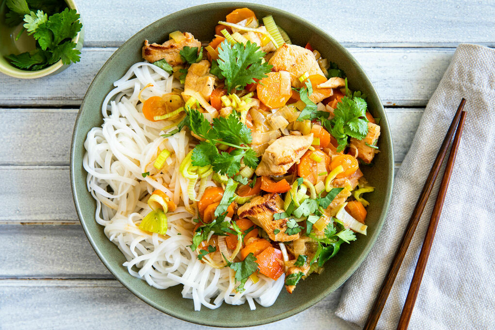 Vietnamesische Hähnchenpfanne mit Tamarinden-Gemüse und Glasnudeln