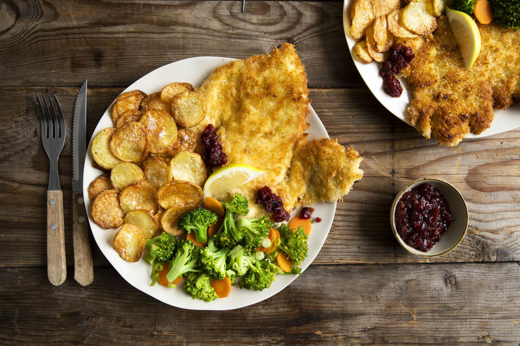 Hähnchenschnitzel mit Cranberrys dazu gebackene Kartoffeln und Brokkoli
