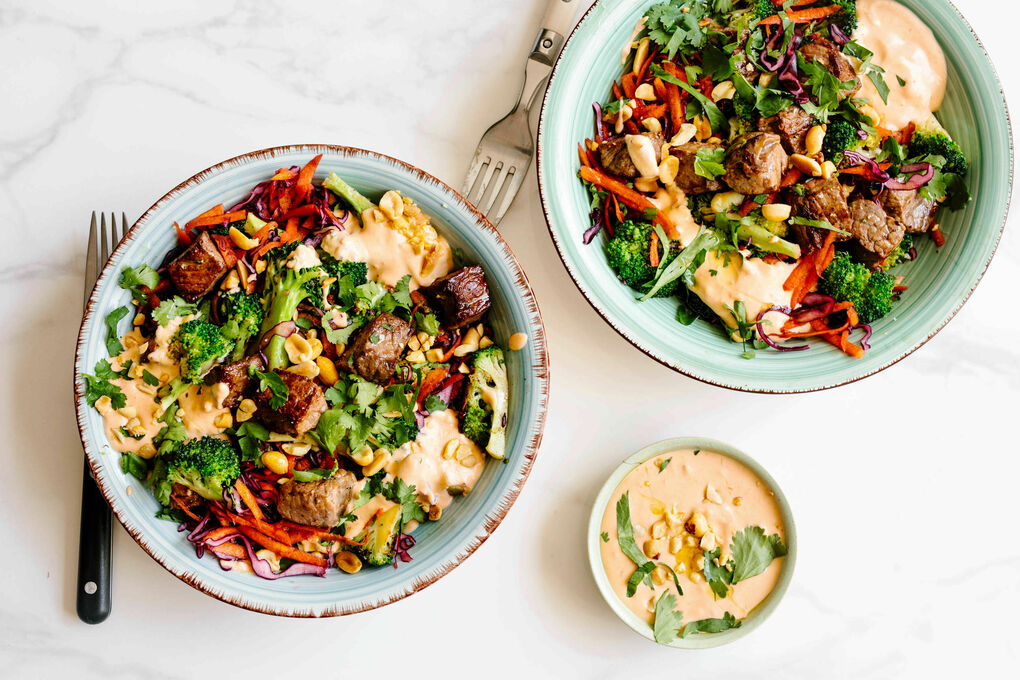 Asia-Salat mit Rindfleisch und Brokkoli dazu ein cremig-pikantes Erdnussdressing