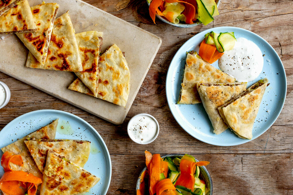 Quesadillas mit Rinderhack und Lauch dazu Karotten-Zucchini-Salat und Dip