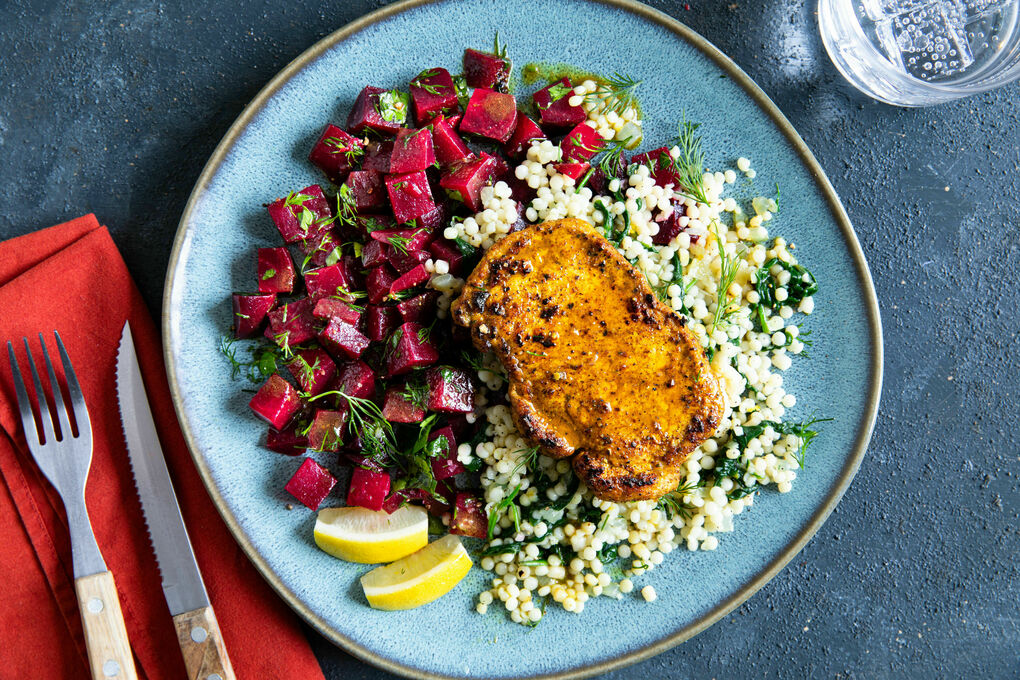 Schweinerücken an Perlencouscous mit Spinat, dazu Rote-Bete-Salat mit Kräutern