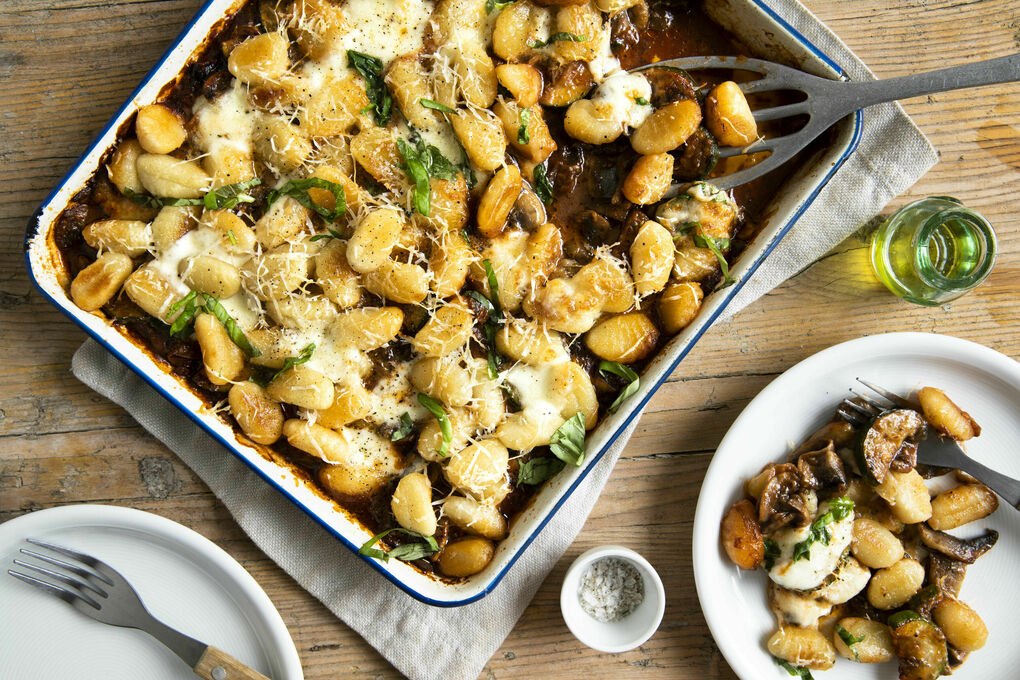 Käsiges Gnocchigratin mit Gemüseragout und Oliven