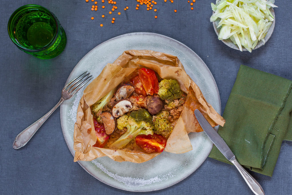 Gemüse-Linsen-Curry in der Papillote mit frischem Fenchelsalat
