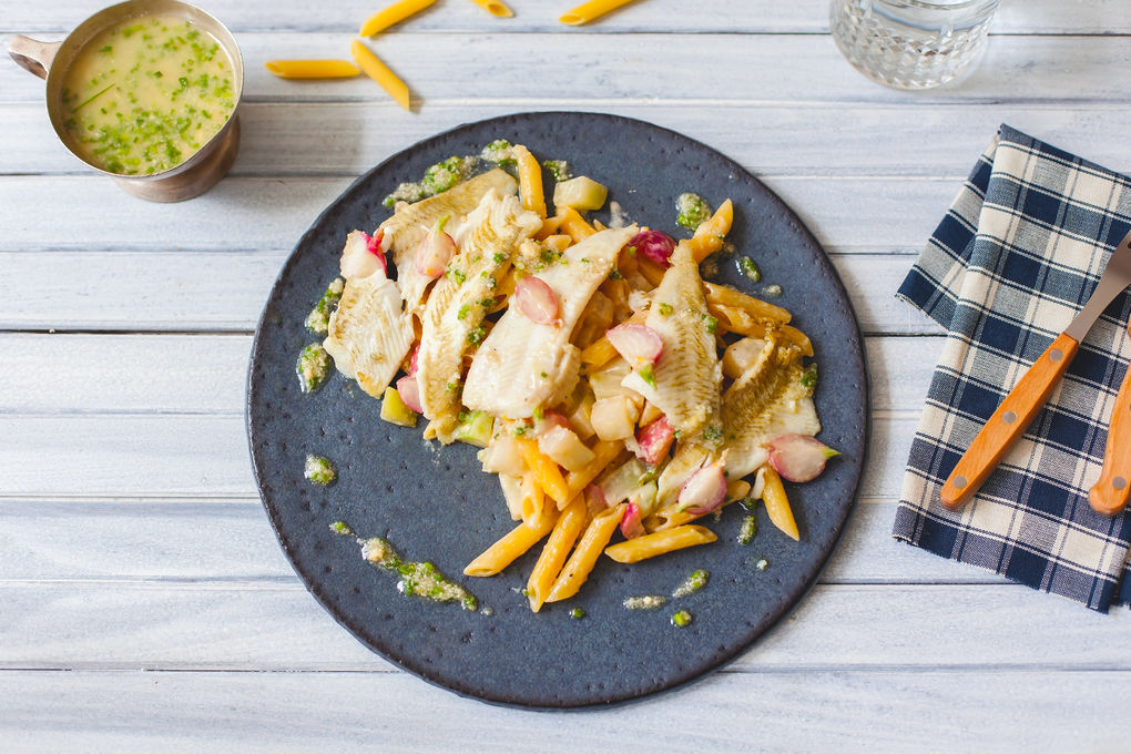 Scholle auf Frühlings-Penne und Mandel-Schnittlauch-Pesto