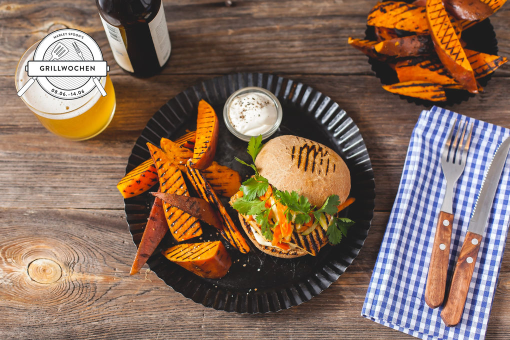Tofu-Burger mit Süßkartoffel-Wedges und Gurkensalat