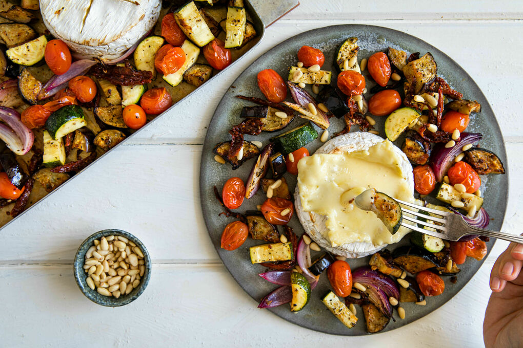 Cremiger Camembert aus dem Ofen mit gebackenem Auberginen-Zucchini-Gemüse