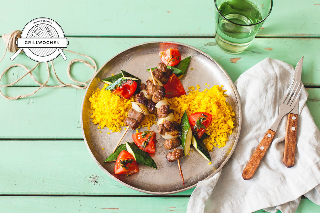 Merguez-Schaschlik mit Kurkuma-Bulgur und Tomaten-Minz-Salat