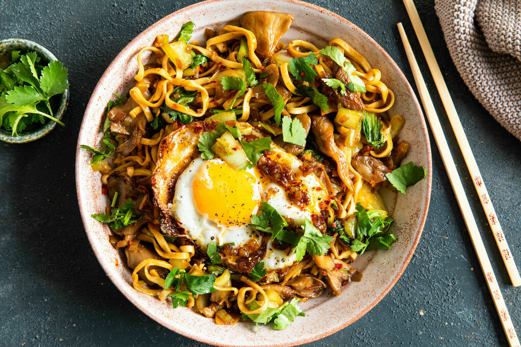 Asiatisches Spiegelei mit Chiliöl auf Mie-Nudeln mit Pak Choi und Austernpilzen