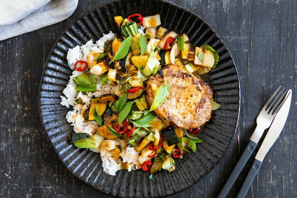 Schweinesteak thailändische Art mit Pak Choi, Zucchini und Reis