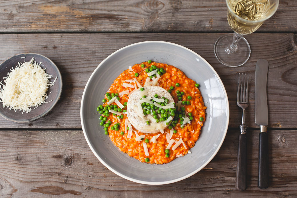 Paprikarisotto mit gegrilltem Camembert und Zitronen-Erbsen