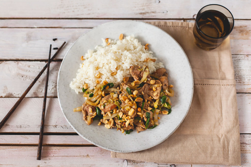 Schweinefleisch Gong Bao mit Chinakohl und Basmati-Reis