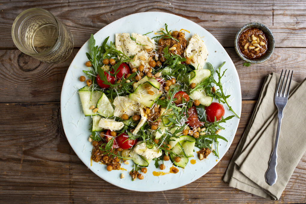 Italienischer Mozzarella-Rucola-Salat mit Kichererbsen und rotem Pestodressing
