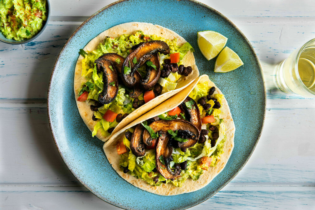 Portobello-Tacos mit Bohnen und Salat dazu Guacamole mit Tomate und Koriander