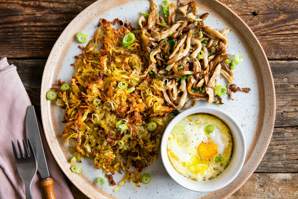 Special: Œufs cocotte mit Trüffelöl dazu gebratene Austernpilze und Rösti