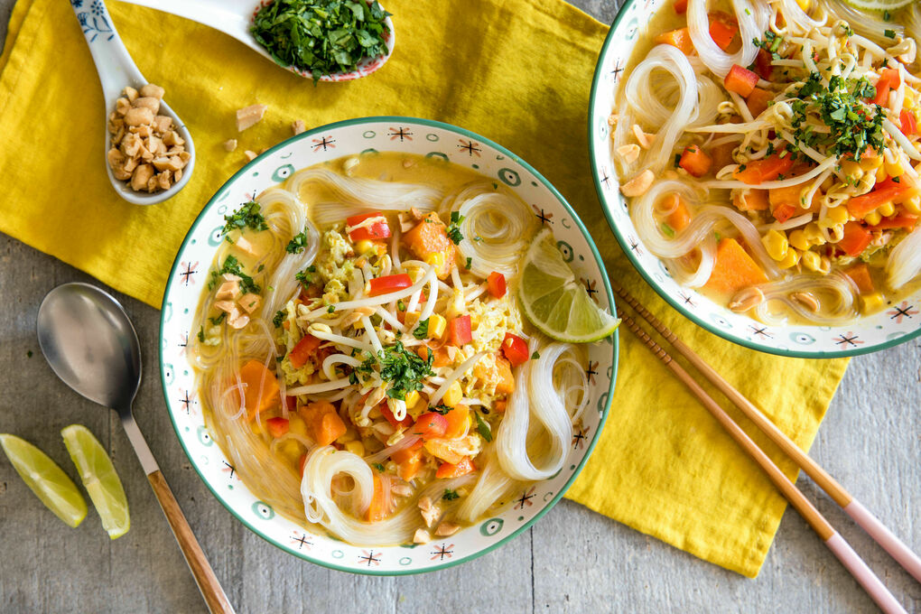 Vegane Asia-Nudelsuppe mit Gemüse und Erdnüssen