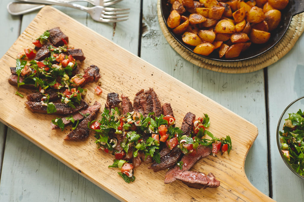 Saftiges Rinder-Steak mit Chimichurri und Bratkartoffeln